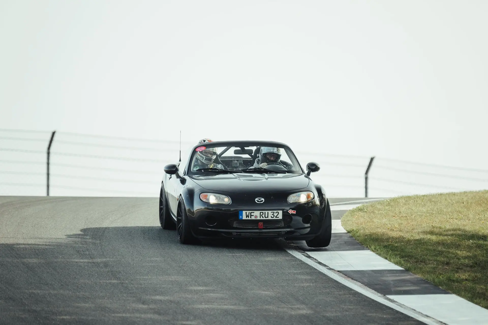 Gründer in Mazda MX-5 auf Rennstrecke